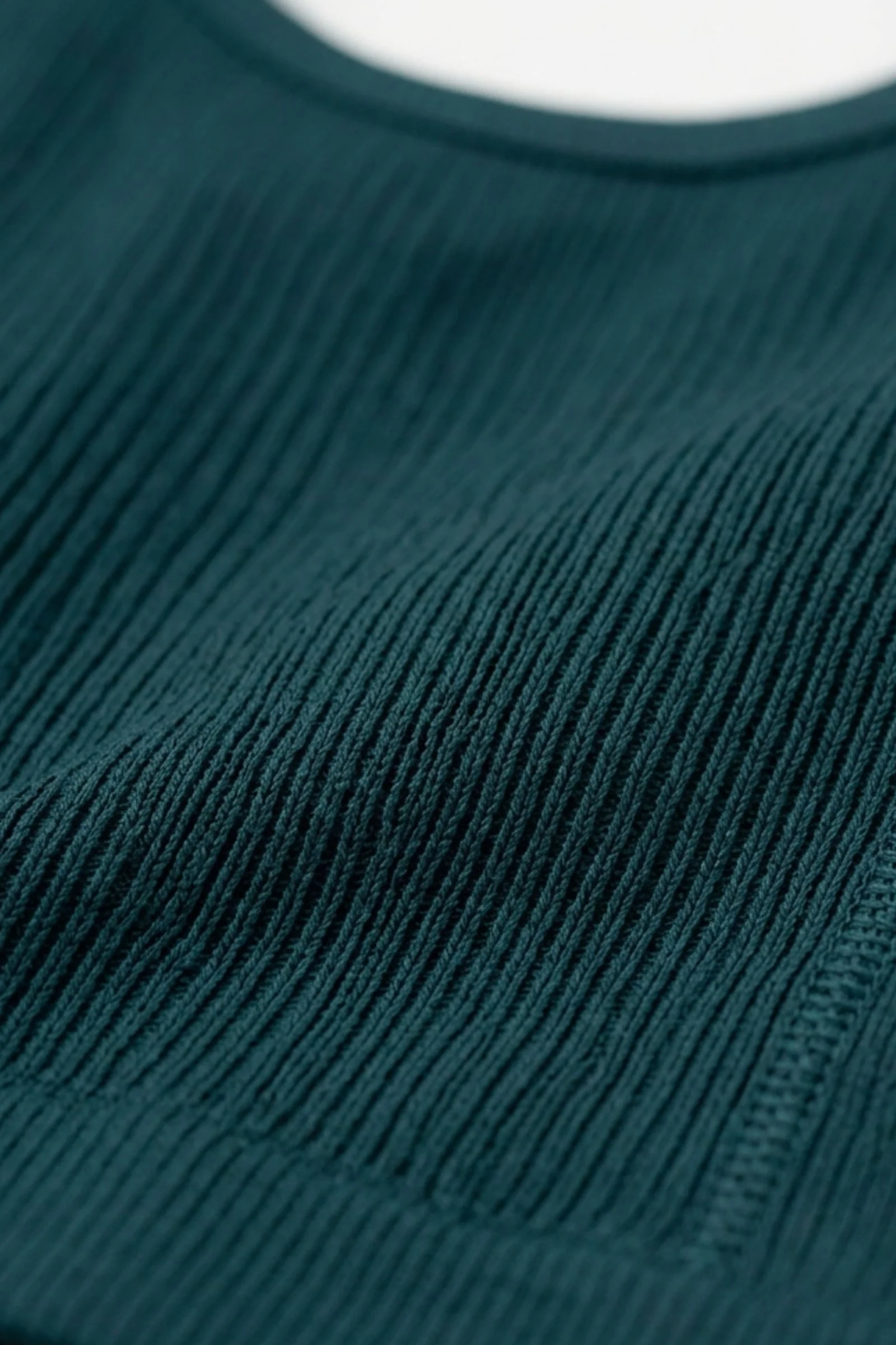Vestido de dama deportivo silueta ajustada - Image 6