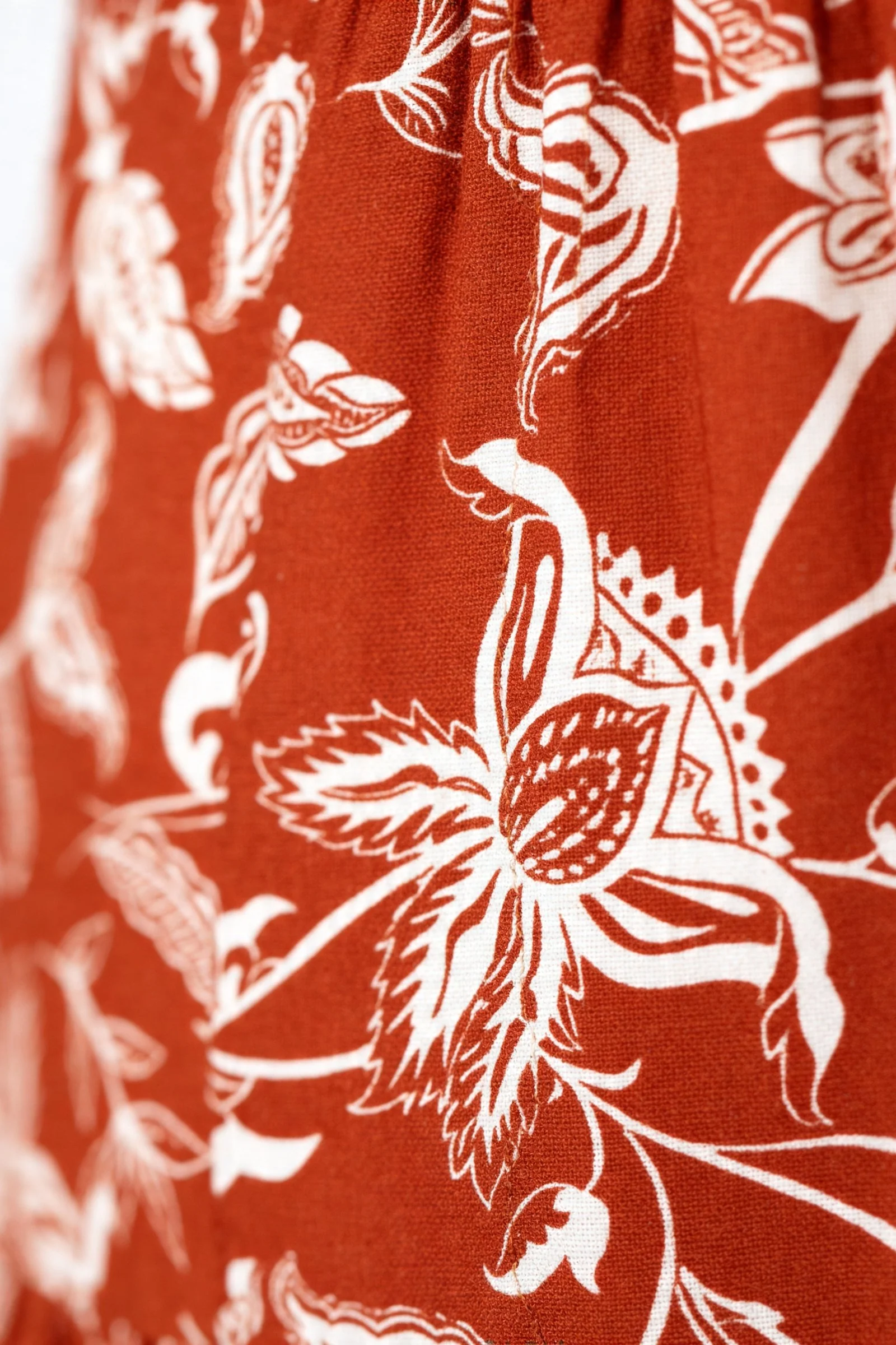 Vestido de dama estampado silueta semi ajustada - Image 4